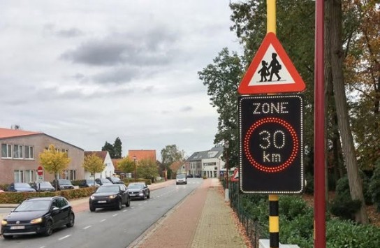 Verkeersbord langs een straat met snelheidslimiet van 30 km/u in een woonwijk, waarschuwingsbord voor kinderen. (vergroot foto)