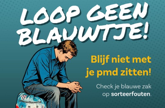 Illustratie van een man die teleurgesteld zit op een blauwe afvalzak met tekst over het vermijden van sorteermissers bij PMD-afval. (vergroot foto)