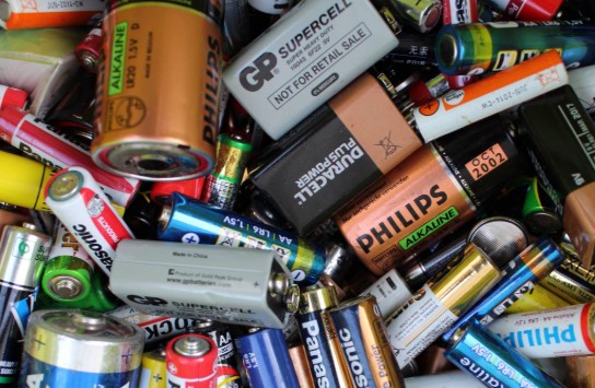 Een verzameling van verschillende soorten gebruikte batterijen in diverse maten en merken. (vergroot foto)