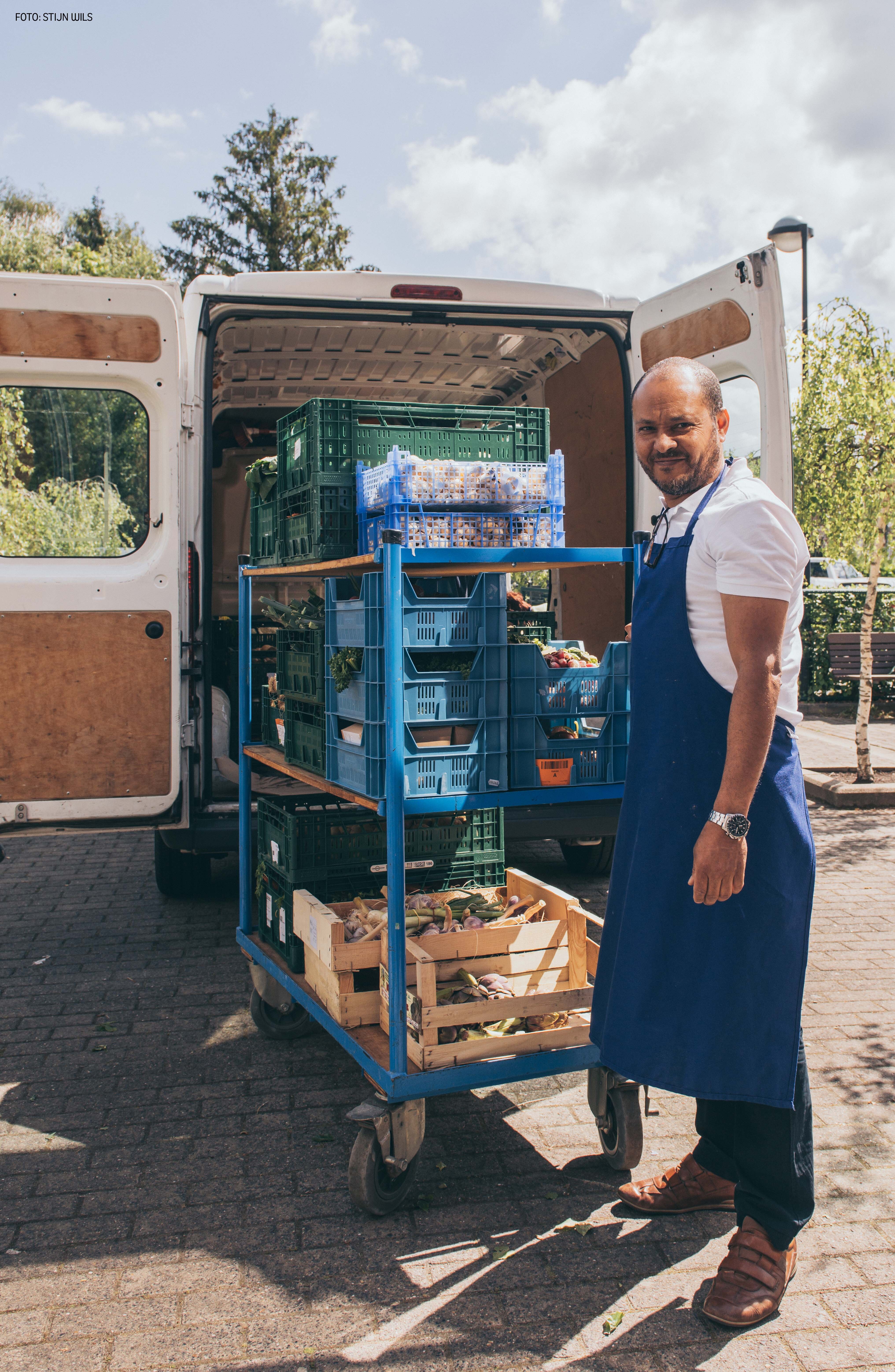 Hicham bij de voedselbedeling van Kortenberg