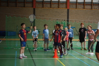 Kinderen die tennissen in de sporthal van Colomba