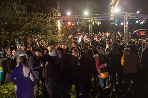 Honderden mesnen genieten in het Park van de oude Abdij van een glaasje bubbels