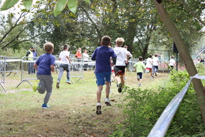 Lopende kinderen door het Prinsenbos