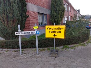 Grote pijl naar vaccinatiecentrum en fluogele pijl hoek Beekstraat en Camiel Schuermanslaan