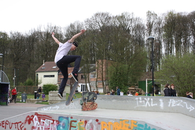 Skater die 1 meter hoog door de lucht vliegt