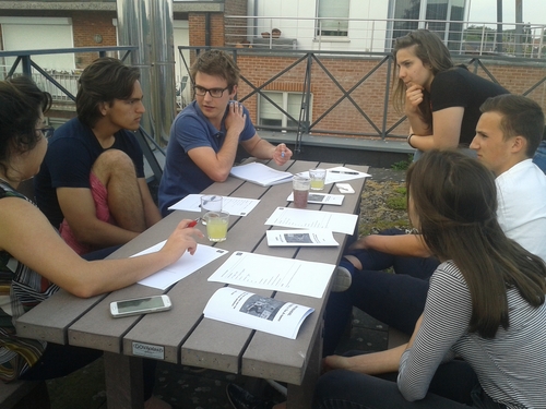 Een groep tieners die de zomeractiviteiten van speelpleinwerking alles kids voorbereiden